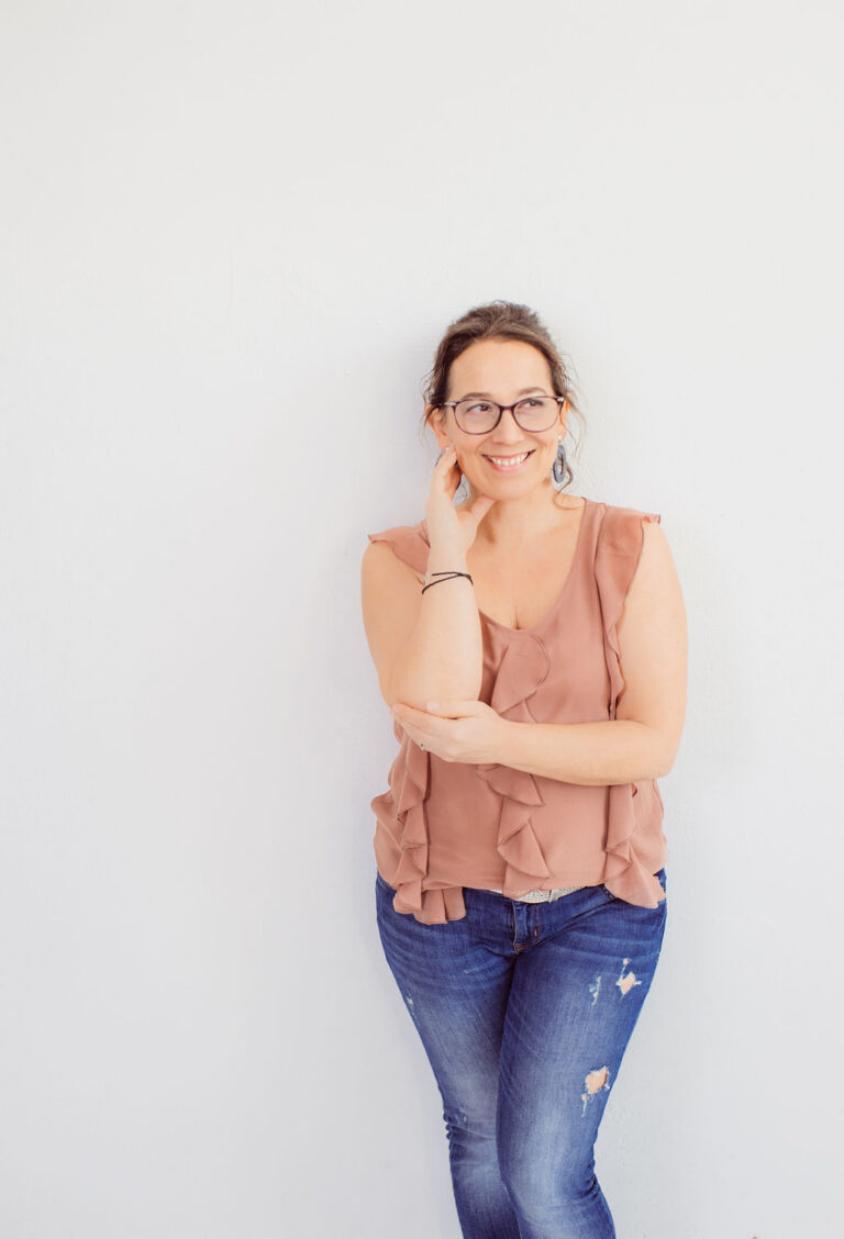 Yvonne Scholz steht und lächelt freudig. Dies steht dafür, dass ein Business in der eigenen Energie wahre Freiheit bringt.